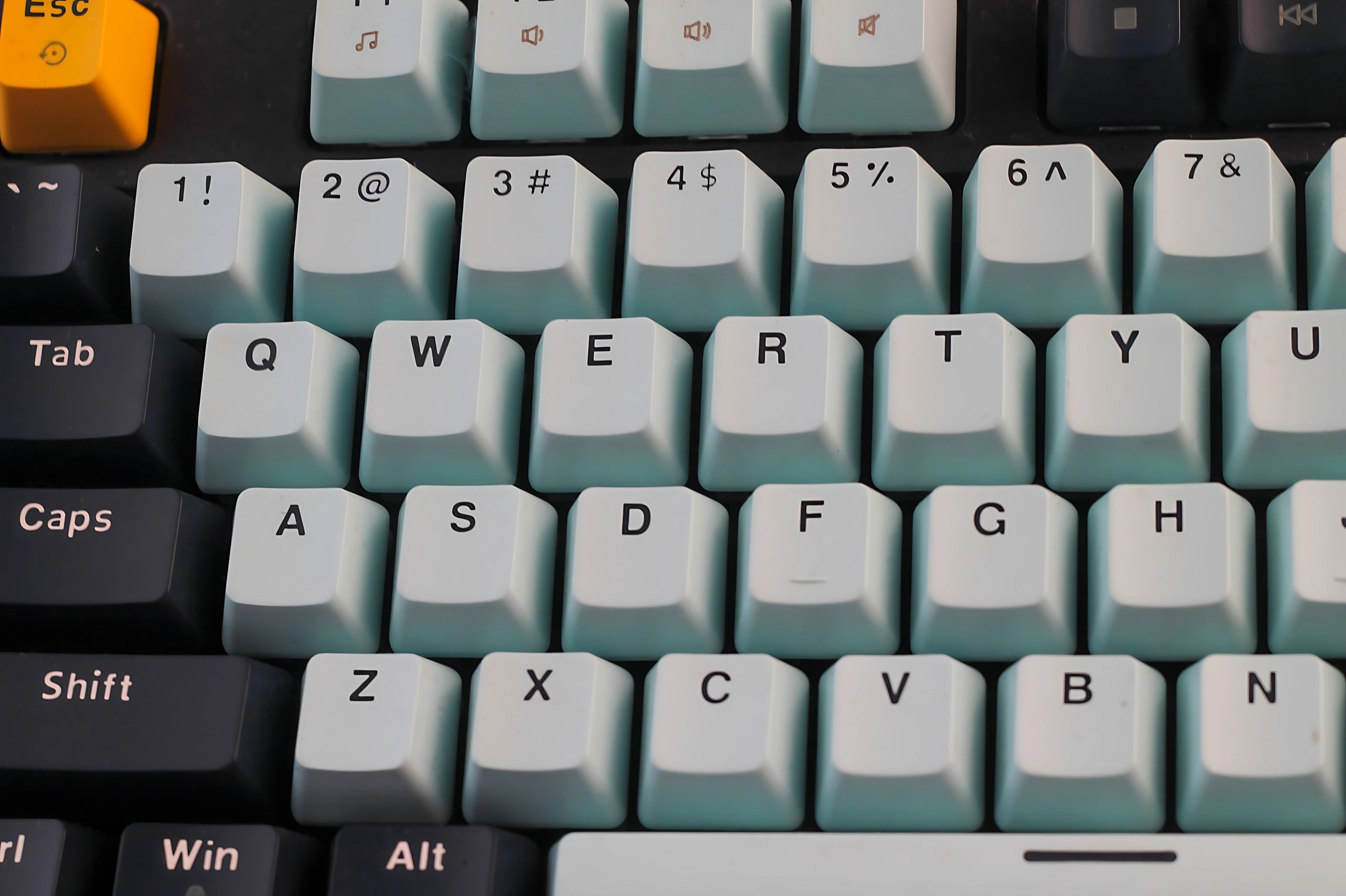 Mechanical keyboard with mixed light and dark keycaps